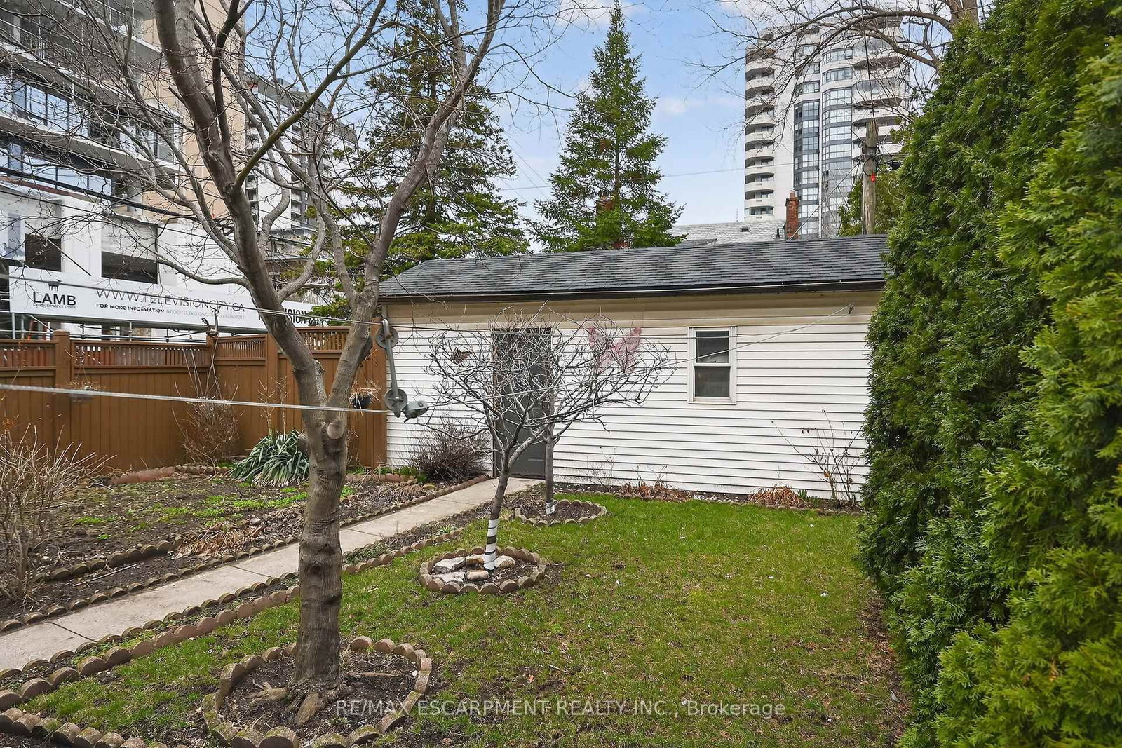 Detached House for sale at 144 Hunter Street, Hamilton, Ontario, L8P 1R1 - Durand - MLS: X12953736