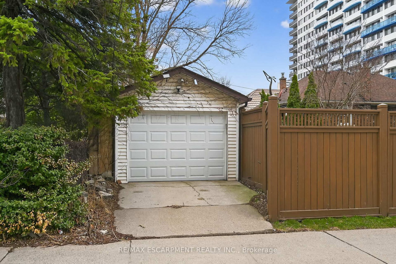 Detached House for sale at 144 Hunter Street, Hamilton, Ontario, L8P 1R1 - Durand - MLS: X12953736