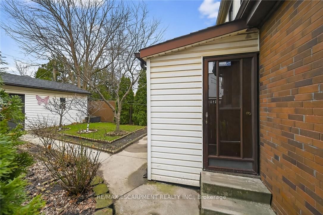 Detached House for sale at 144 Hunter Street, Hamilton, Ontario, L8P 1R1 - Durand - MLS: X12953736