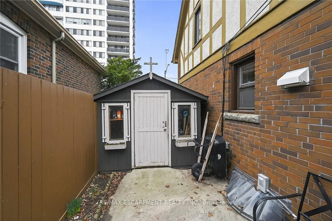 Detached House for sale at 144 Hunter Street, Hamilton, Ontario, L8P 1R1 - Durand - MLS: X12953736