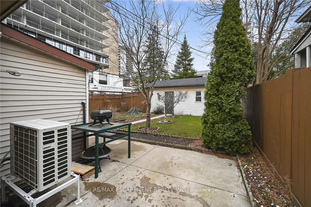 Detached House for sale at 144 Hunter Street, Hamilton, Ontario, L8P 1R1 - Durand - MLS: X12953736