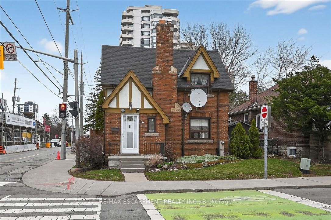 Detached House for sale at 144 Hunter Street, Hamilton, Ontario, L8P 1R1 - Durand - MLS: X12953736