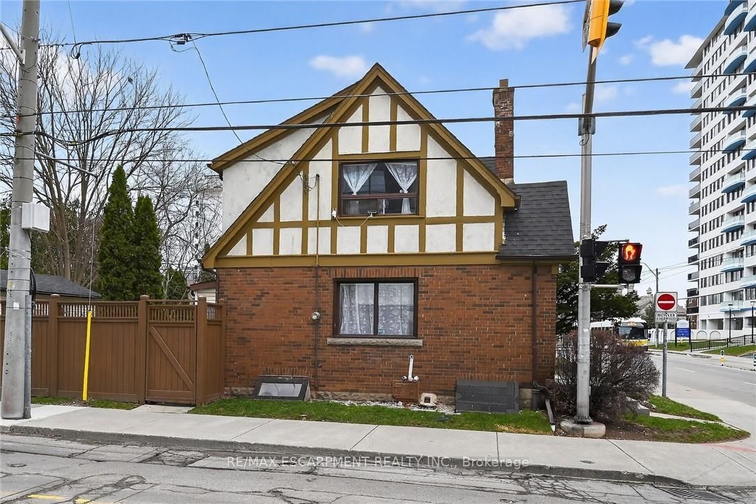 Detached House for sale at 144 Hunter Street, Hamilton, Ontario, L8P 1R1 - Durand - MLS: X12953736