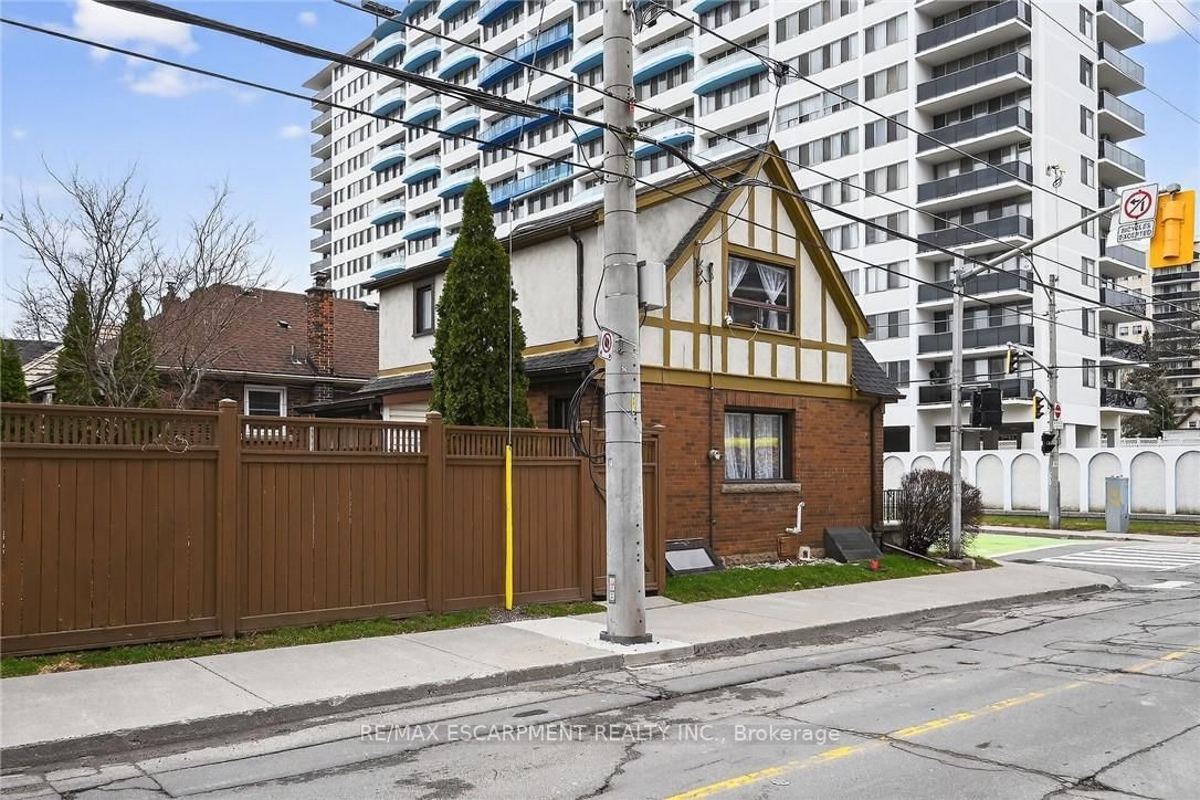 Detached House for sale at 144 Hunter Street, Hamilton, Ontario, L8P 1R1 - Durand - MLS: X12953736