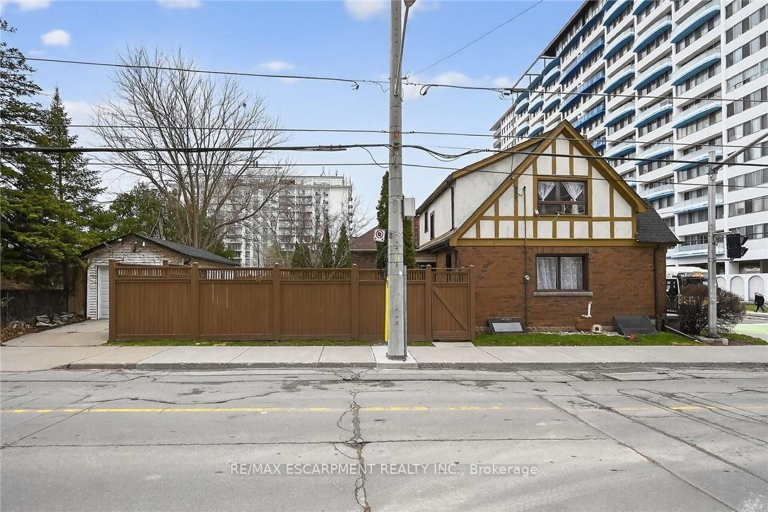 Detached House for sale at 144 Hunter Street, Hamilton, Ontario, L8P 1R1 - Durand - MLS: X12953736