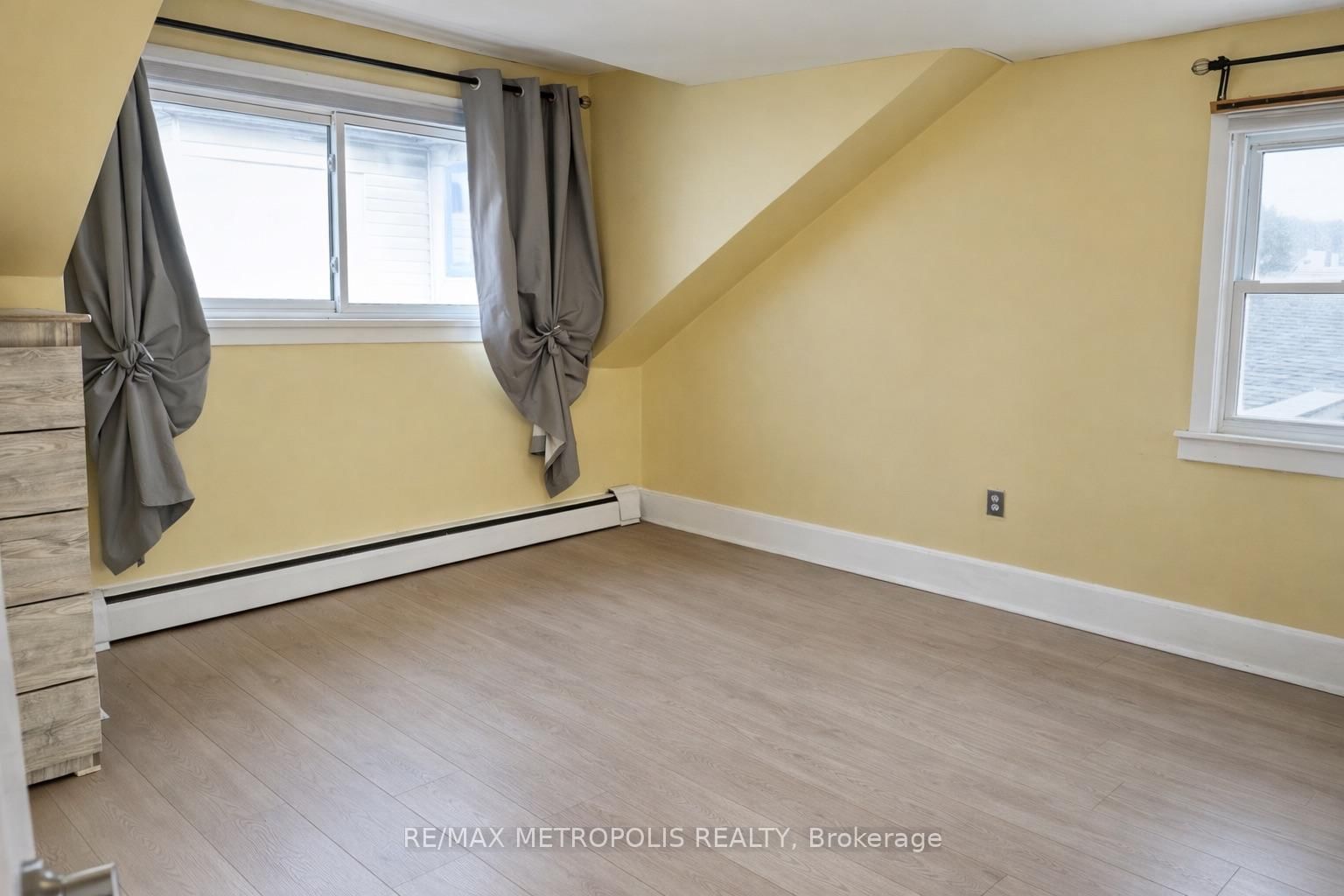 Detached House for sale at 159 York Street, St. Catharines, Ontario, L2R 6E9 - Downtown - MLS: X12954088