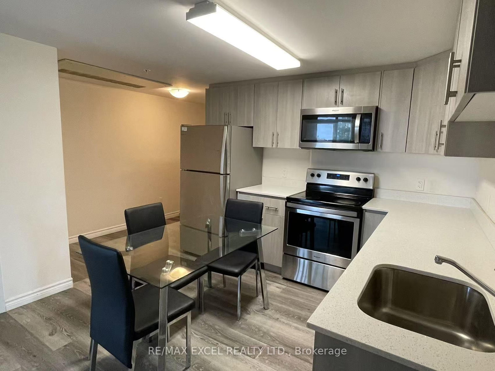 246 Lester Street, Unit 709 - Photo 4