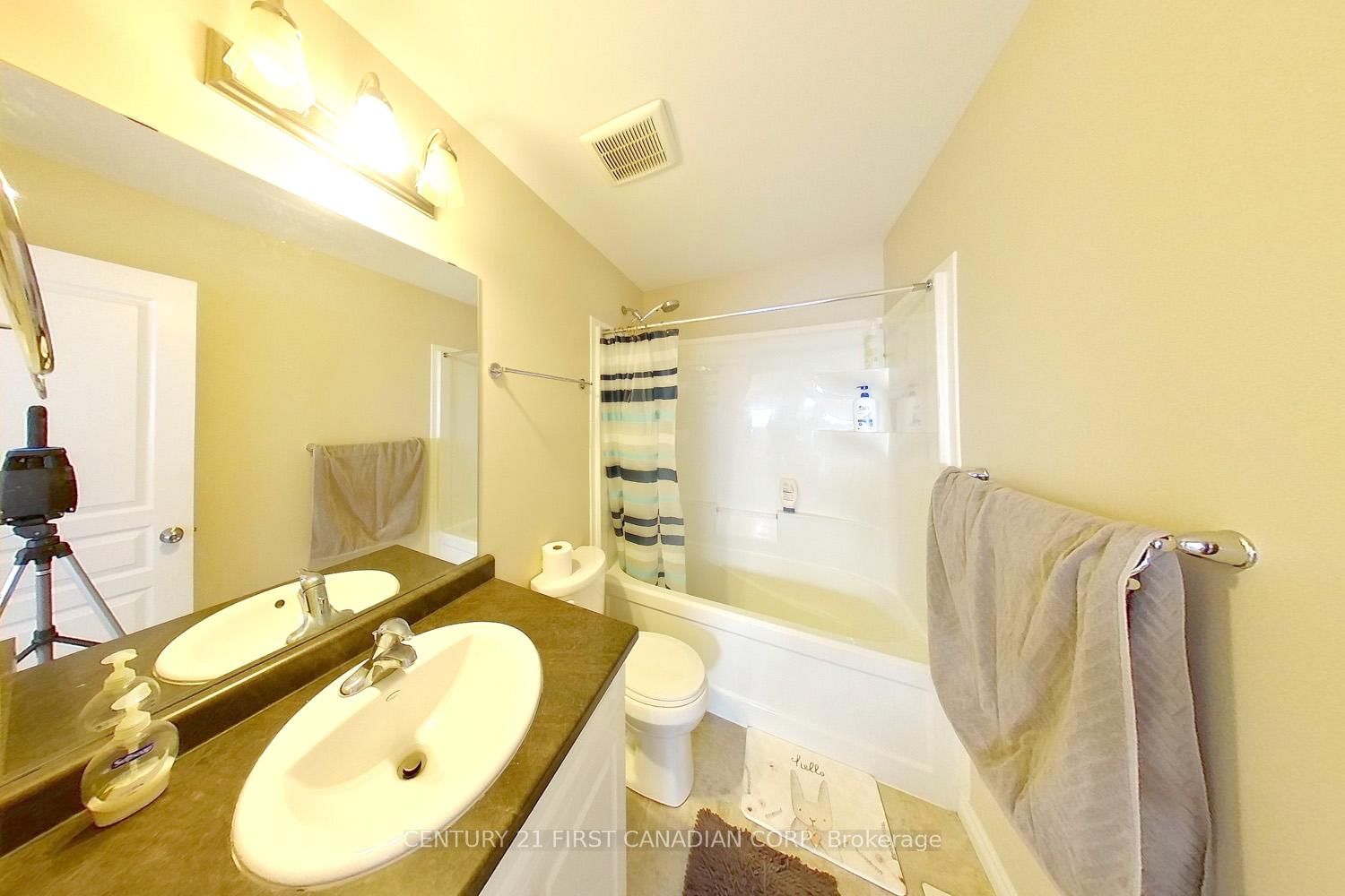 910 Reeves Avenue, Unit Upper Unit - Photo 15