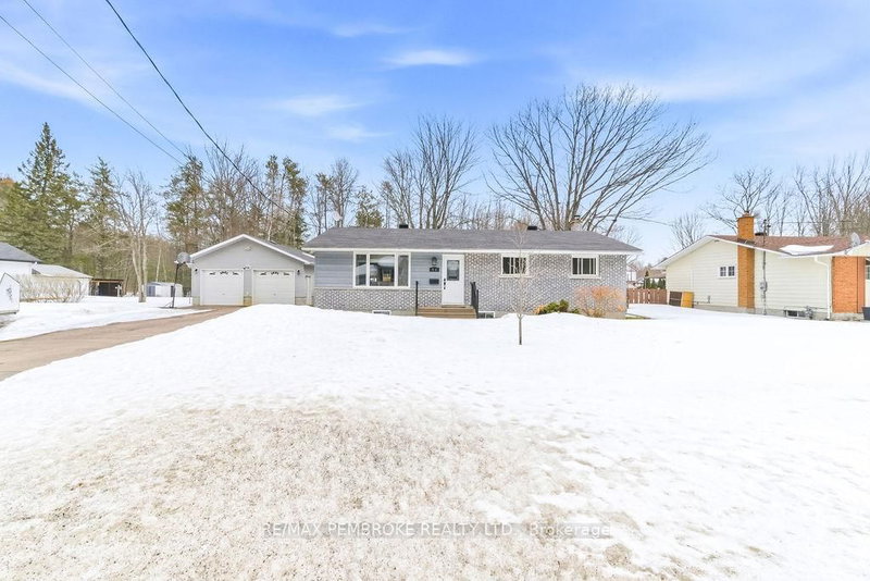 52 Laurentian Dr, Petawawa, K8H 2M3 | Image 2