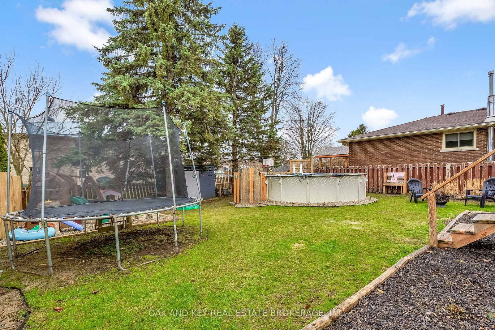 Detached House for sale at 26 Sinclair Avenue, St. Thomas, Ontario, N5R 3A8 - St. Thomas - MLS: X12955574