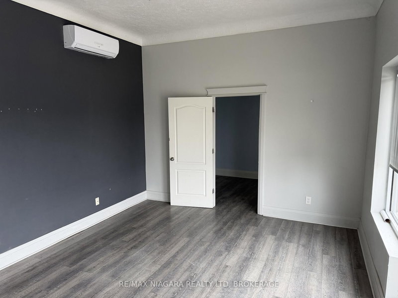 1 - 5853 Royal Manor Dr, Niagara Falls, L2G 1E9 | Image 2