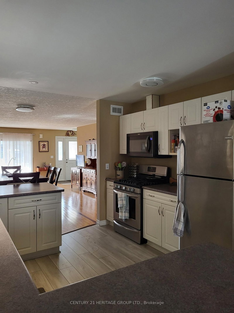 71 Finch Dr, Belleville, K8P 5L4 | Image 3