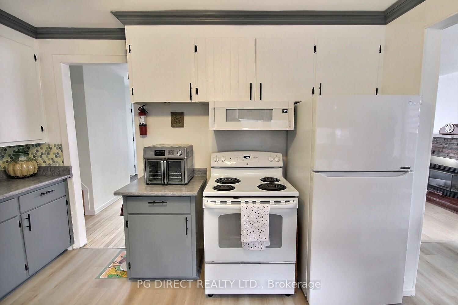 Detached House for sale at 10 Victoria Avenue, Quinte West, Ontario, K8V 4Z1 - Trenton Ward - MLS: X12957078