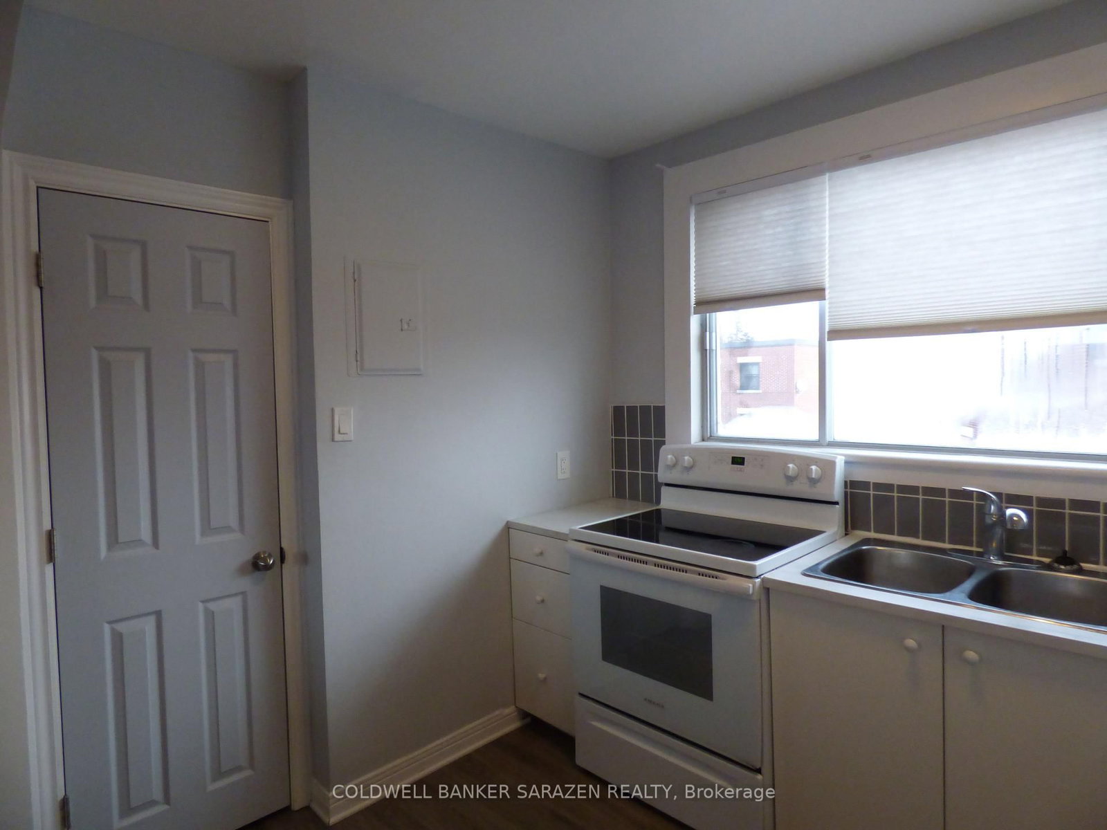 683 irene Crescent, Unit 6 - Photo 4