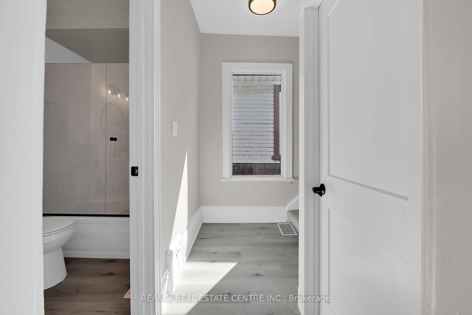 Detached House for sale at 70 Robins Avenue, Hamilton, Ontario, L8H 4N4 - Crown Point - MLS: X12959334