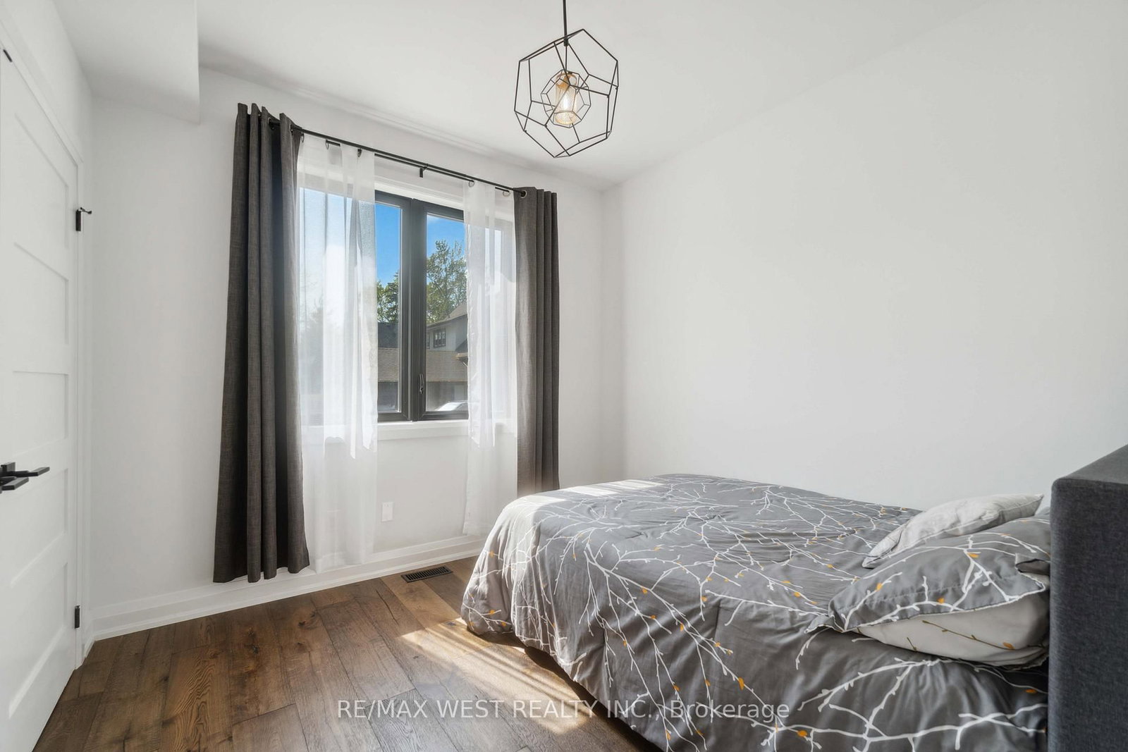 Detached House for sale at 14 Charlotte Court, Welland, Ontario, L3C 1P5 - Prince Charles - MLS: X12960170