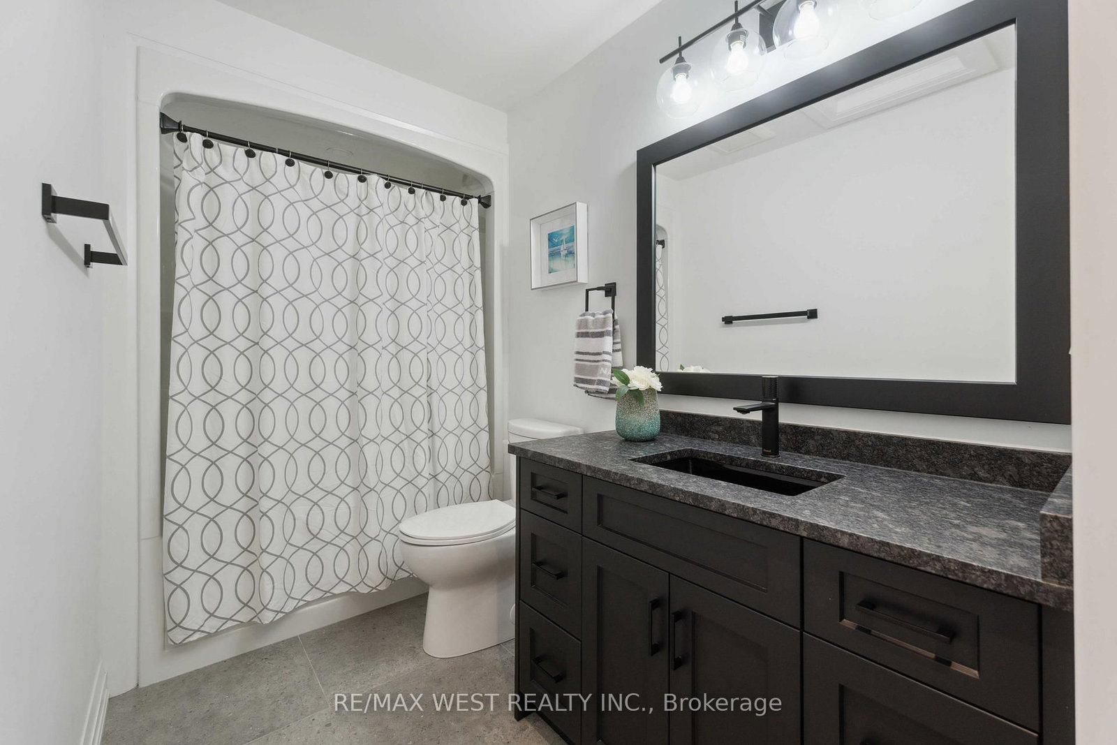 Detached House for sale at 14 Charlotte Court, Welland, Ontario, L3C 1P5 - Prince Charles - MLS: X12960170