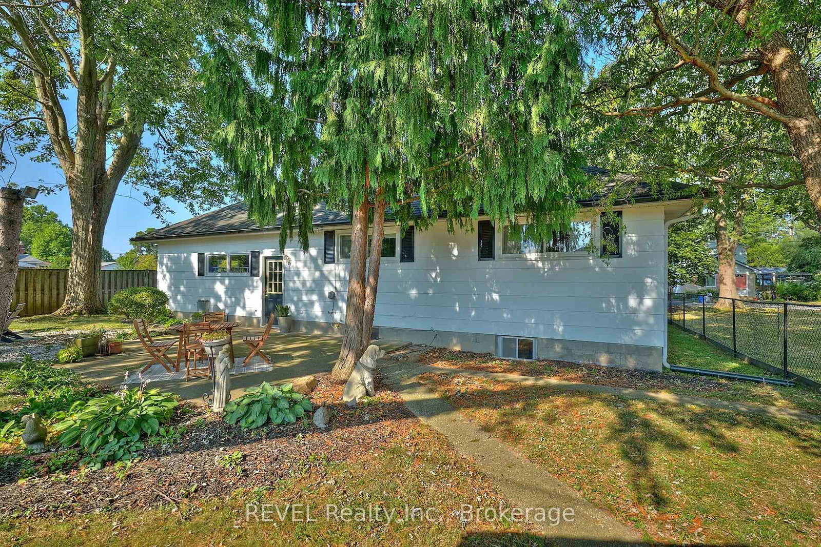 Detached House for sale at 88 Haun Road, Fort Erie, Ontario, L0S 1B0 - Crystal Beach - MLS: X12960688