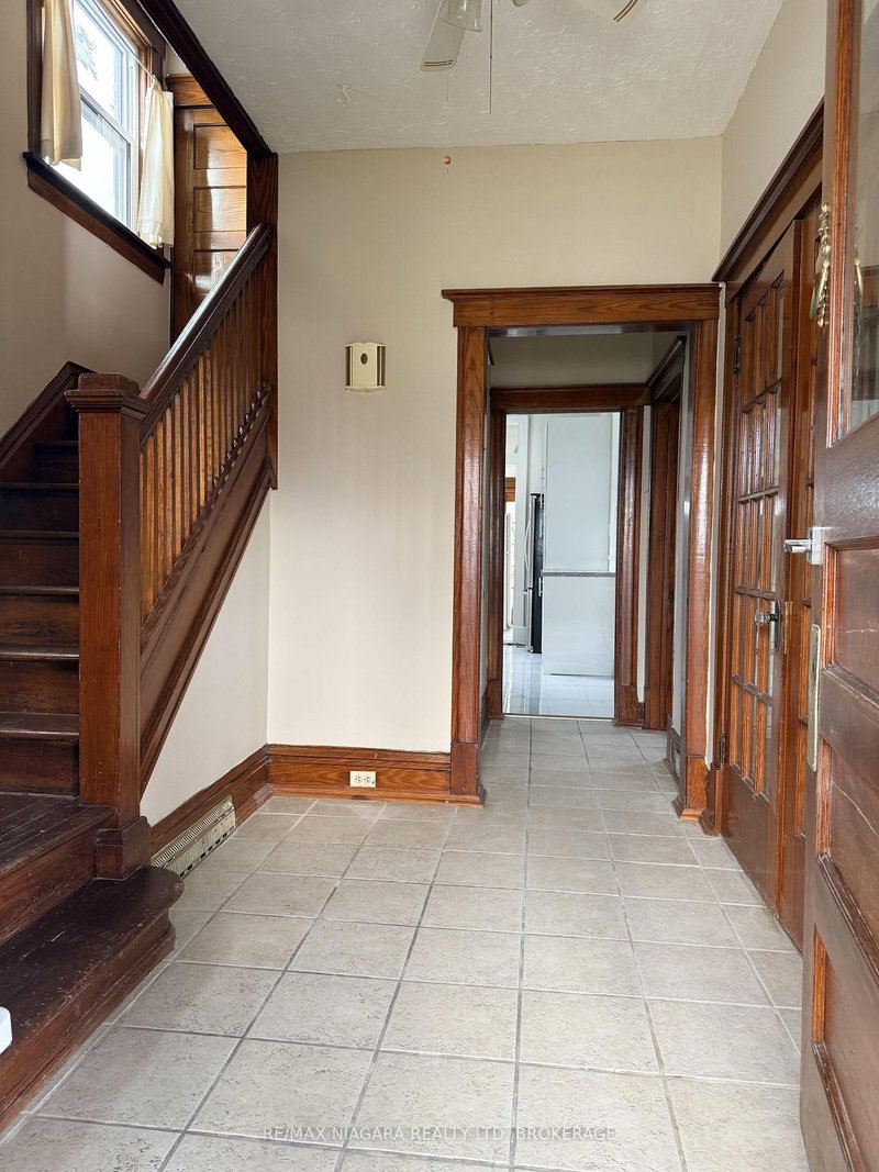 20 Thomas St, St. Catharines, L2R 6L6 | Image 3