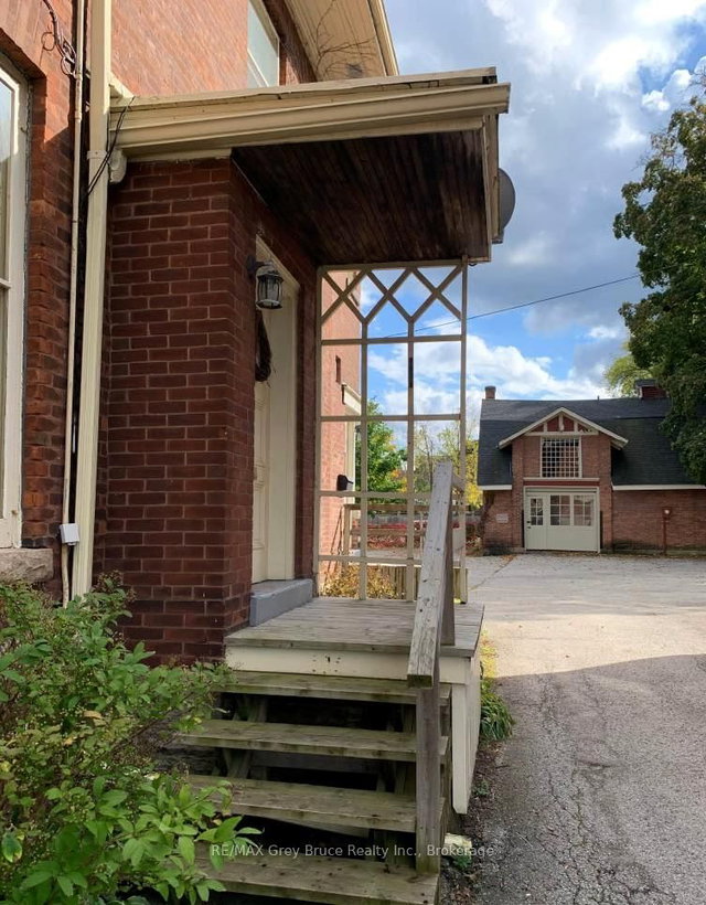 Suite 2 - 235 10th St W