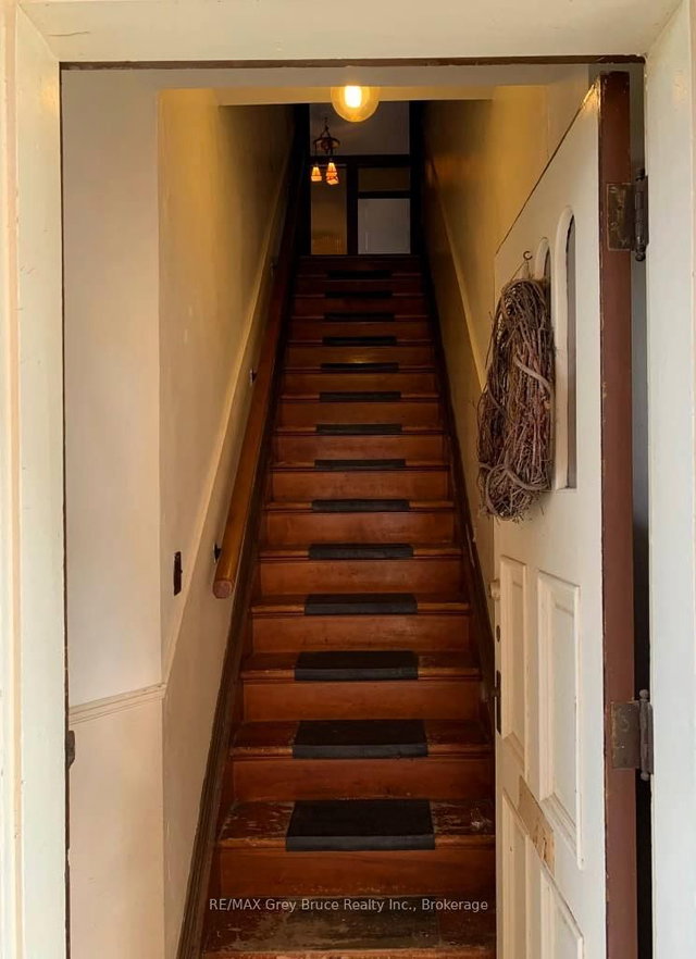 Suite 2 - 235 10th St W