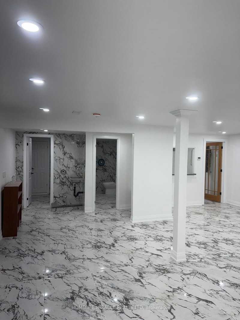 69 Southworth St N, Welland, L3B 1Y3 | Image 2