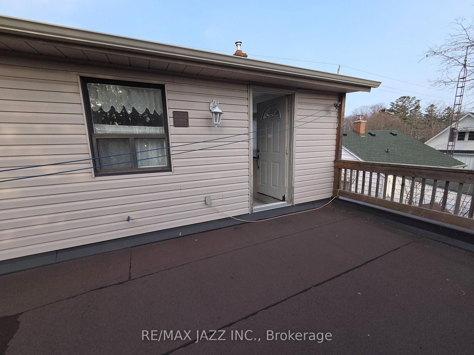 132 Victoria Street N - Photo 2