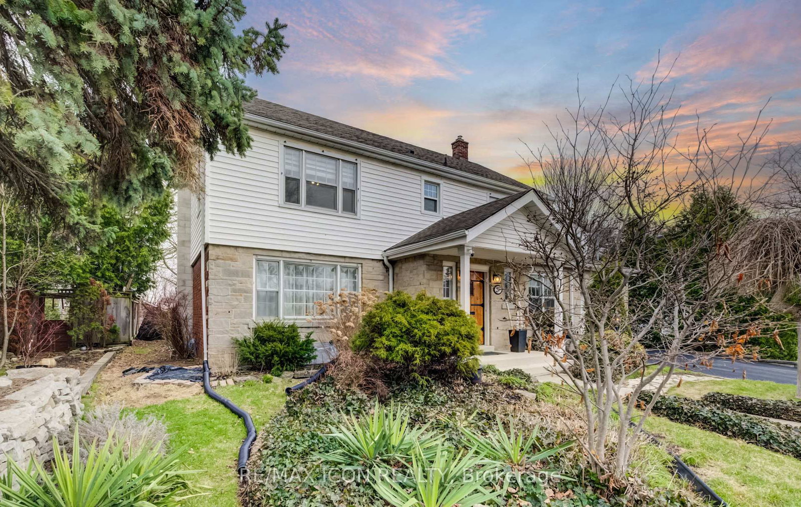 27 Lowrey Avenue S - Photo 2