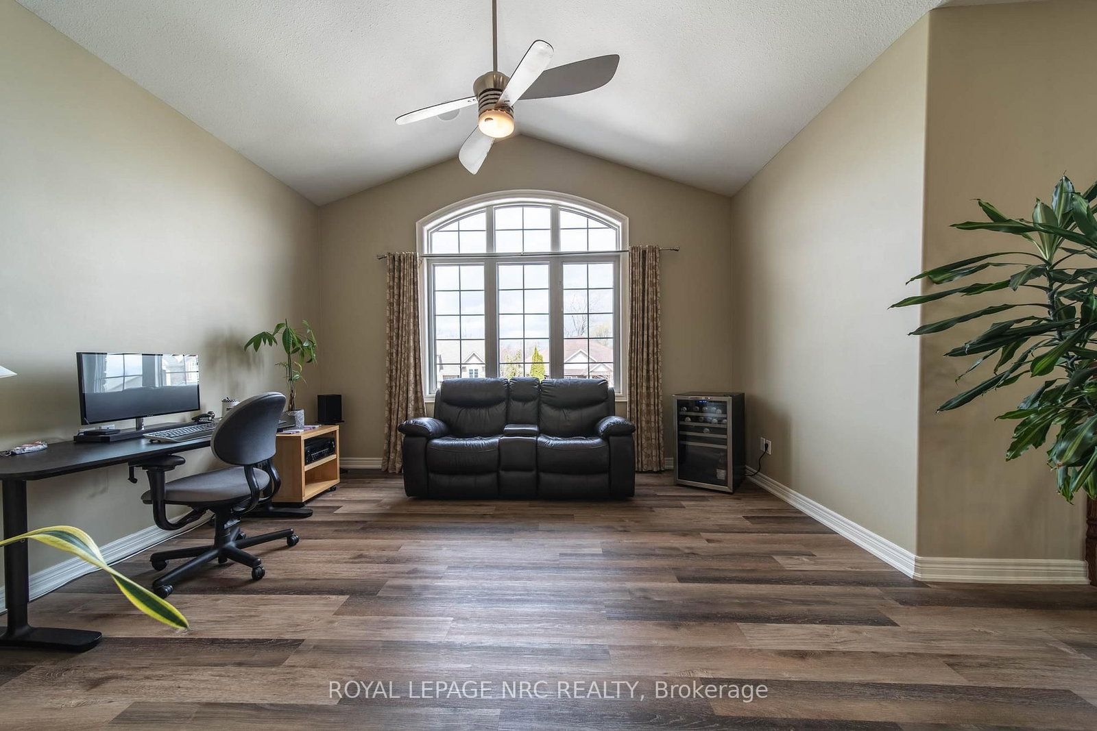 Detached House for sale at 325 Hillsdale Road, Welland, Ontario, L3C 7M2 - Coyle Creek - MLS: X12962960