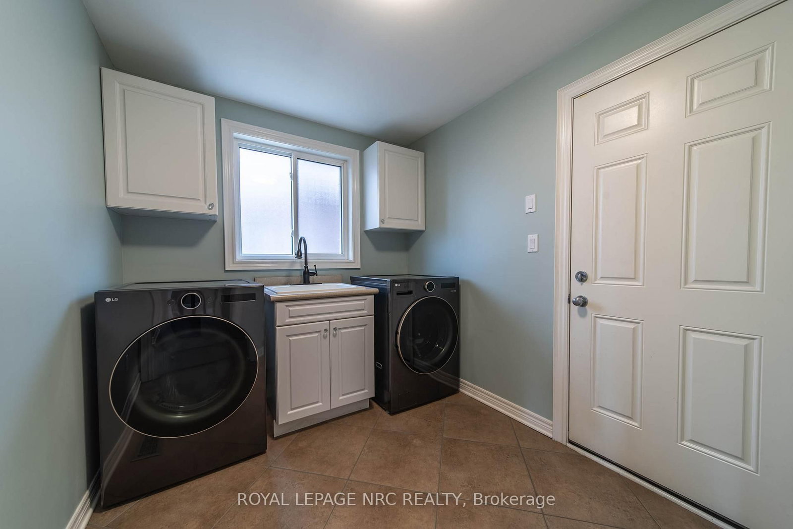 Detached House for sale at 325 Hillsdale Road, Welland, Ontario, L3C 7M2 - Coyle Creek - MLS: X12962960