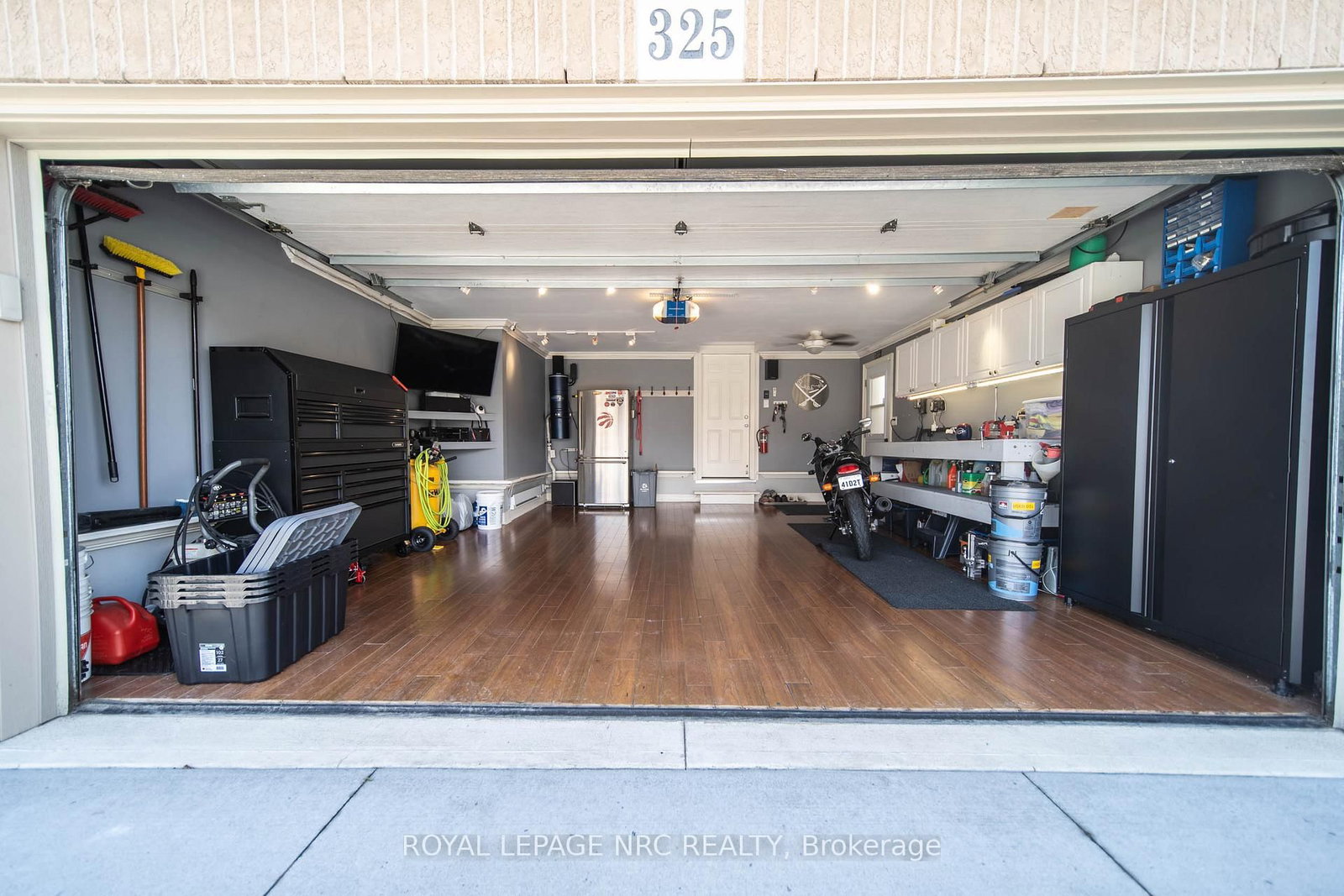 Detached House for sale at 325 Hillsdale Road, Welland, Ontario, L3C 7M2 - Coyle Creek - MLS: X12962960