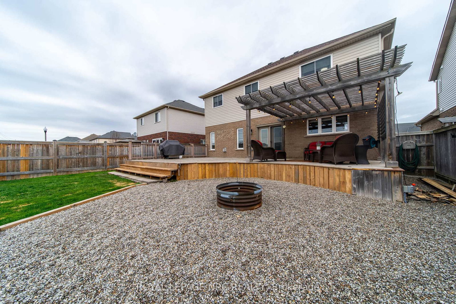 Detached House for sale at 325 Hillsdale Road, Welland, Ontario, L3C 7M2 - Coyle Creek - MLS: X12962960