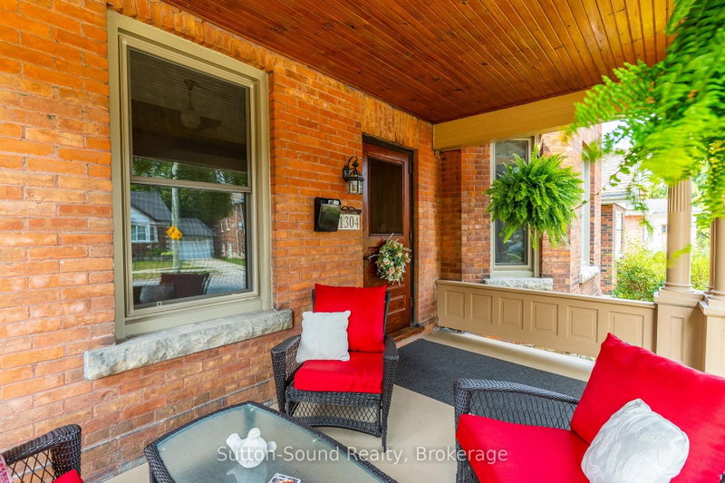 1304 4th Avenue W