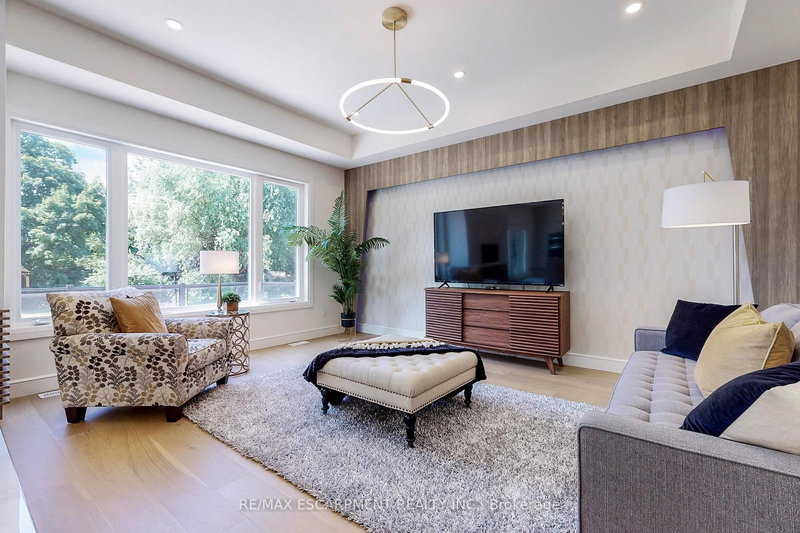 49 Roselawn Ave, Hamilton, L9G 2H9 | Image 2