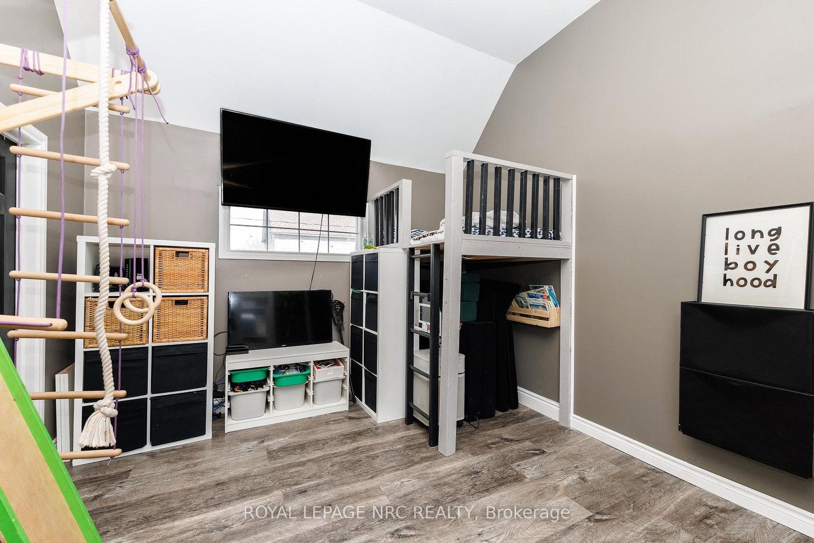 Detached House for sale at 108 High Street, Fort Erie, Ontario, L2A 3P7 - Central - MLS: X12963906