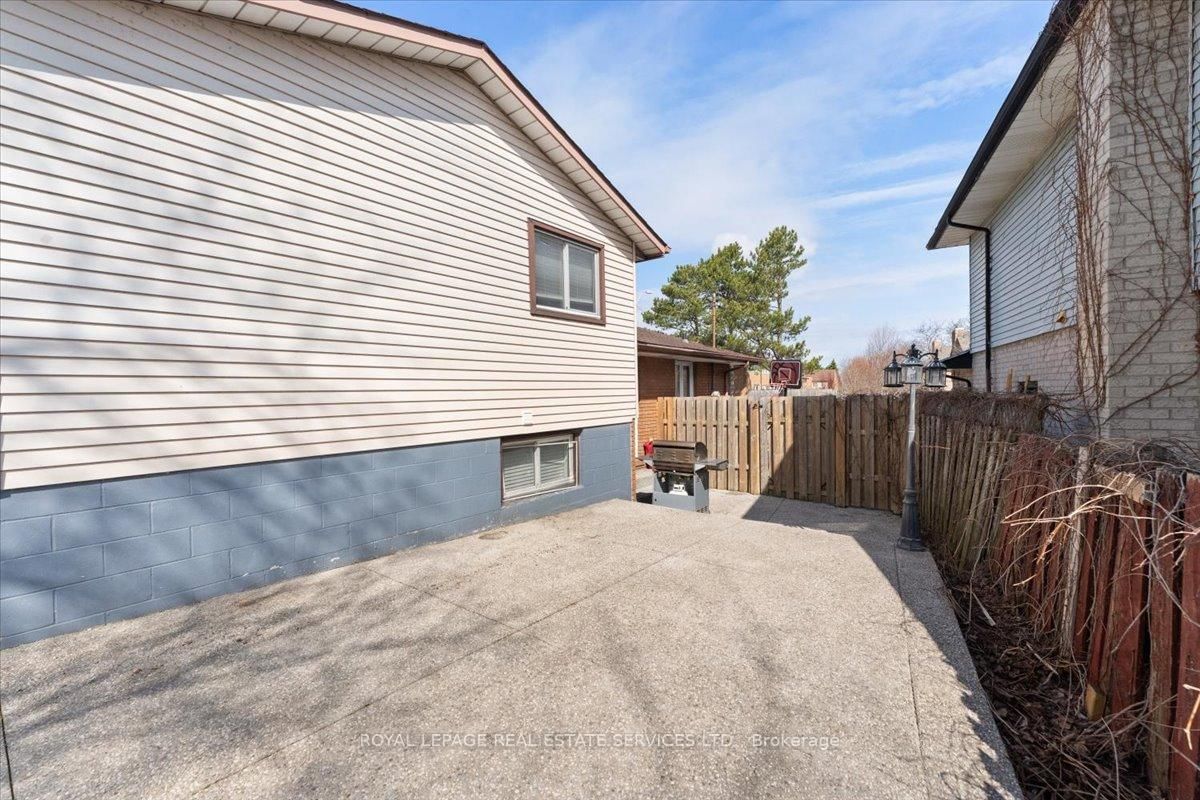 Semi-Detached House for sale at 57 Elora Drive, Hamilton, Ontario, L9C 6T4 - Fessenden - MLS: X12964088