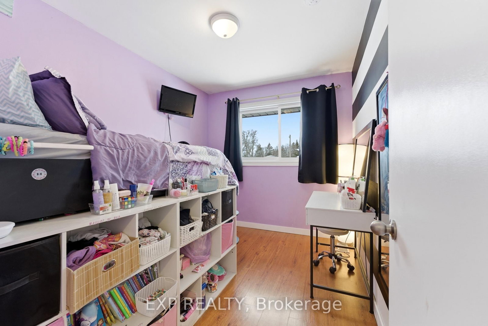 Detached House for sale at 1 Nelles Avenue, Quinte West, Ontario, K8V 3A6 - Sidney Ward - MLS: X12964258