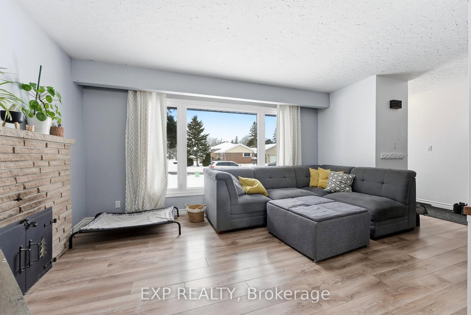 Detached House for sale at 1 Nelles Avenue, Quinte West, Ontario, K8V 3A6 - Sidney Ward - MLS: X12964258