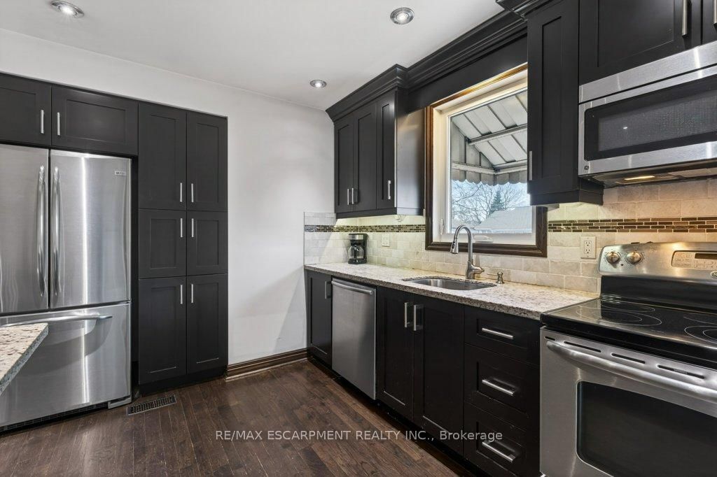 Detached House for sale at 69 West 4th Street, Hamilton, Ontario, L9C 3M6 - Bonnington - MLS: X12964606