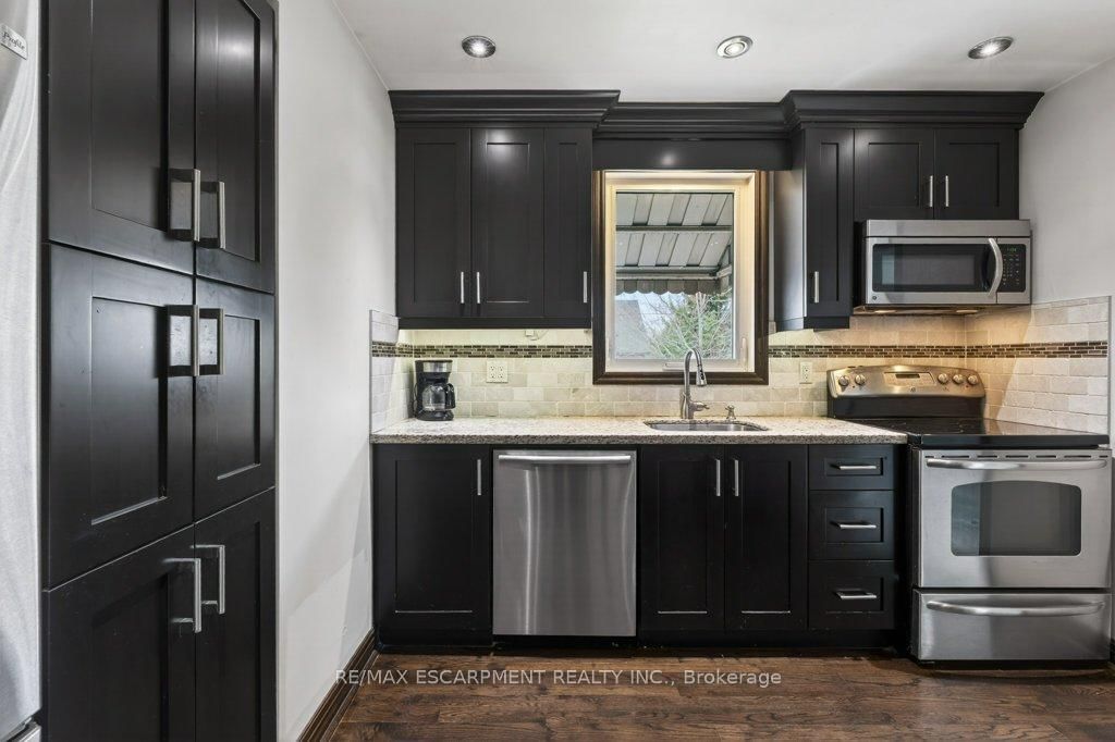 Detached House for sale at 69 West 4th Street, Hamilton, Ontario, L9C 3M6 - Bonnington - MLS: X12964606