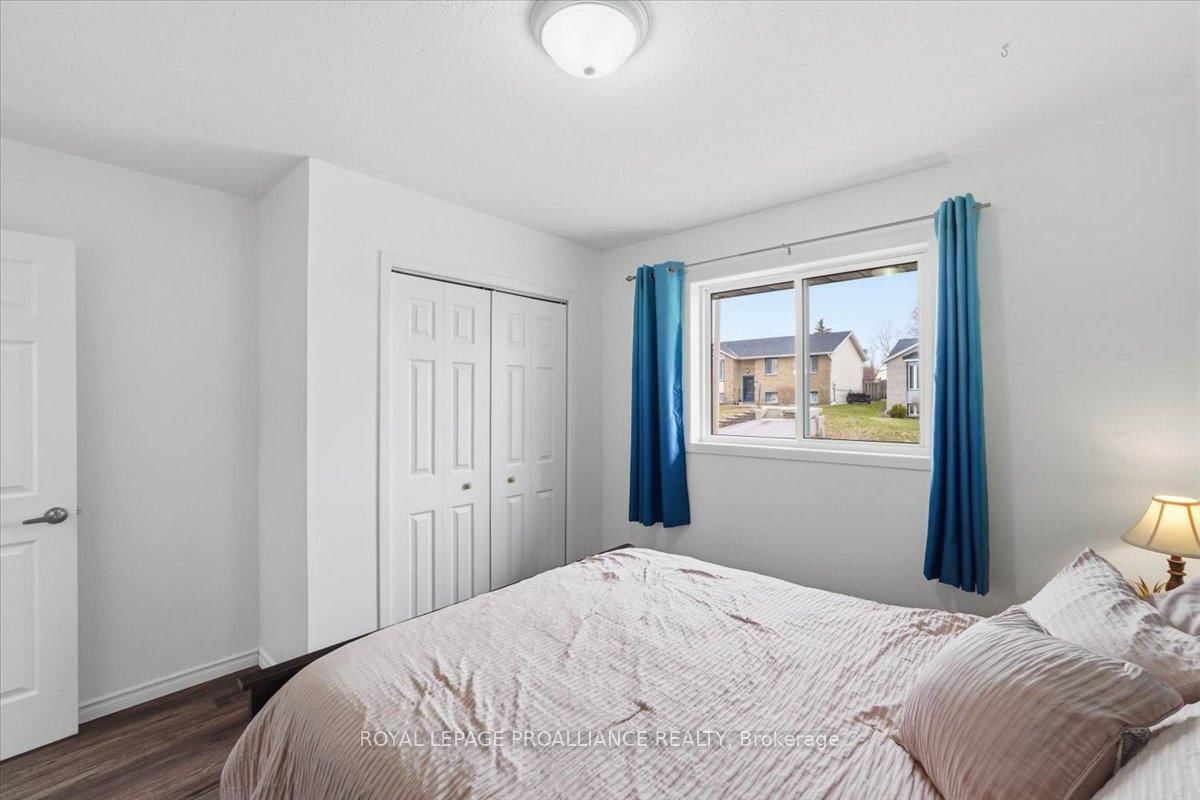 Detached House for sale at 8 Loraine Avenue, Quinte West, Ontario, K8V 6M1 - Trenton Ward - MLS: X12965690