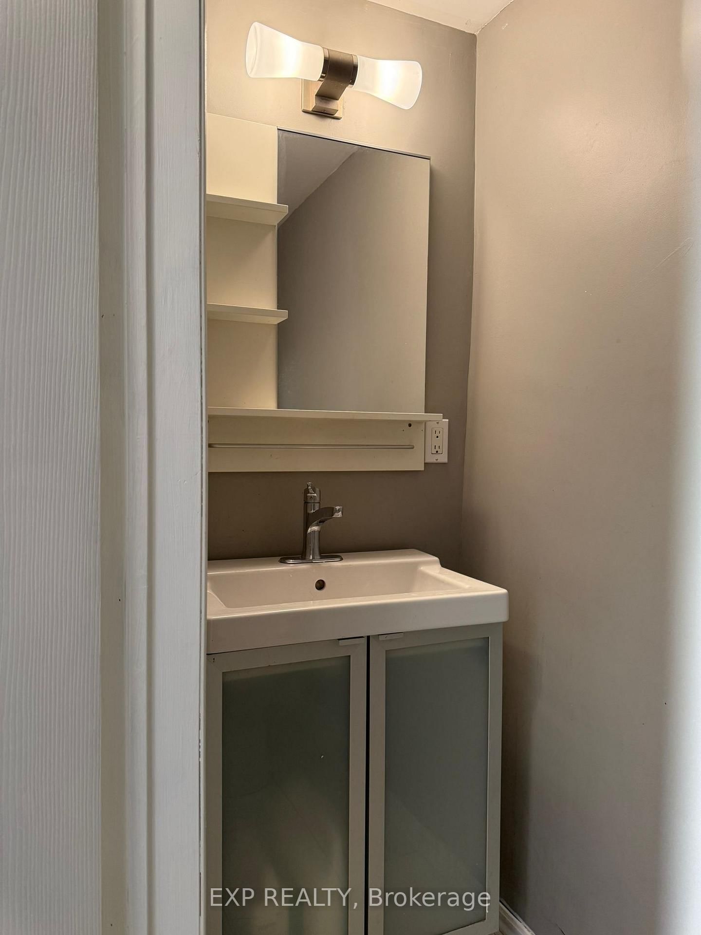 250 King Street W - Photo 12