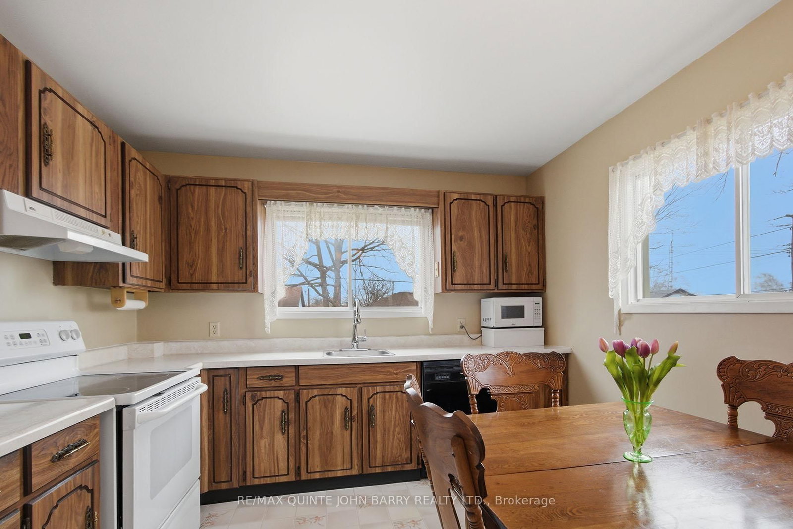 Detached House for sale at 35 Fourth Avenue, Quinte West, Ontario, K8V 5N5 - Trenton Ward - MLS: X12966644