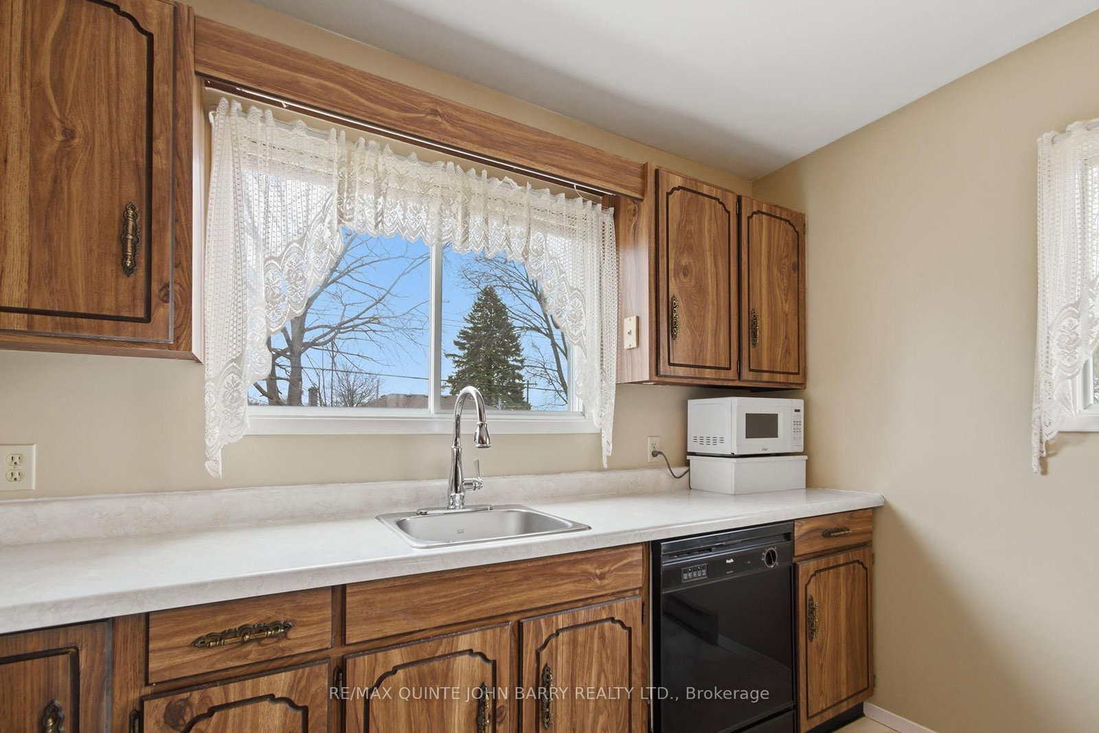 Detached House for sale at 35 Fourth Avenue, Quinte West, Ontario, K8V 5N5 - Trenton Ward - MLS: X12966644