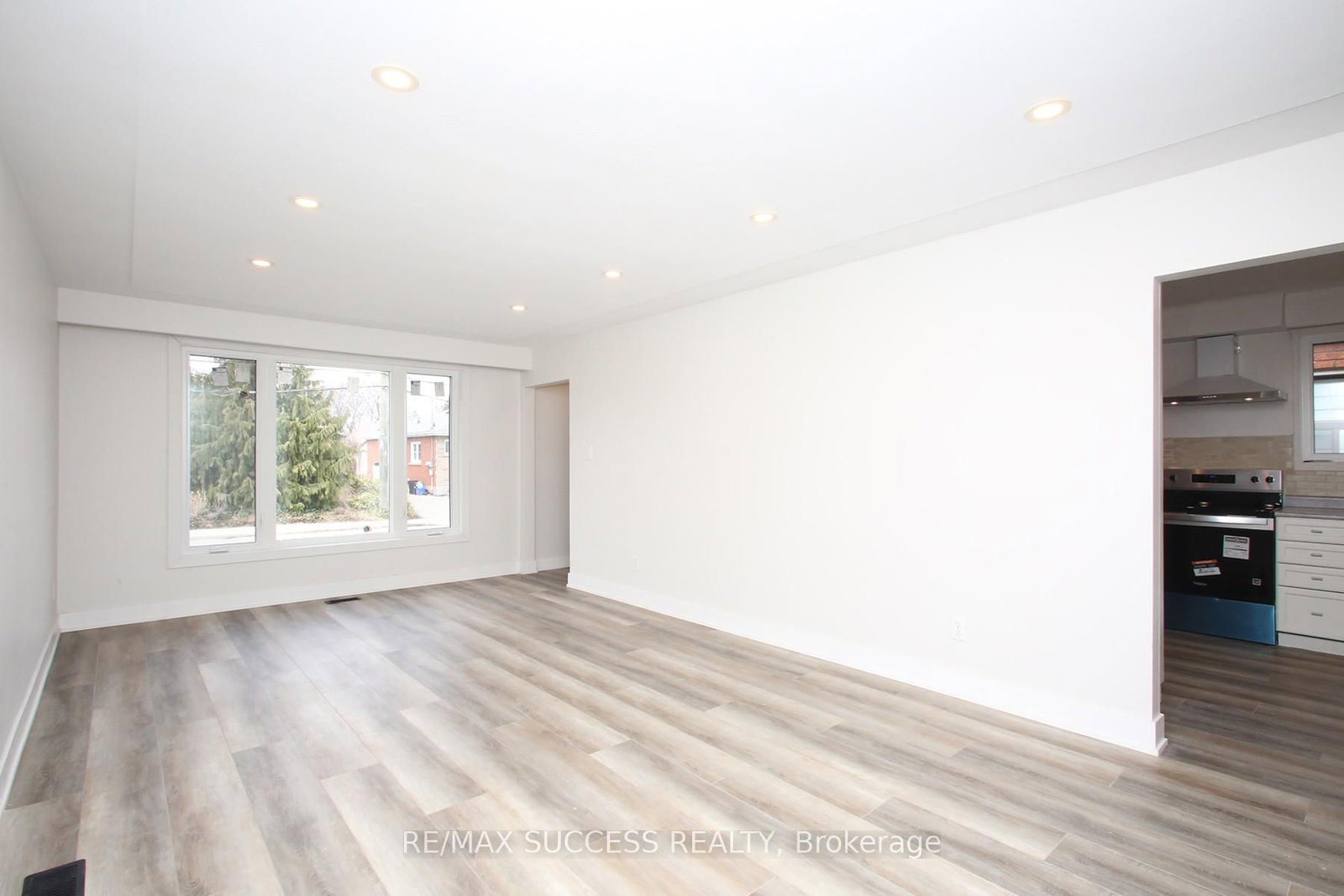 Detached House for sale at 33 Shadyside Avenue, Hamilton, Ontario, L8V 3E2 - Burkholme - MLS: X12967120