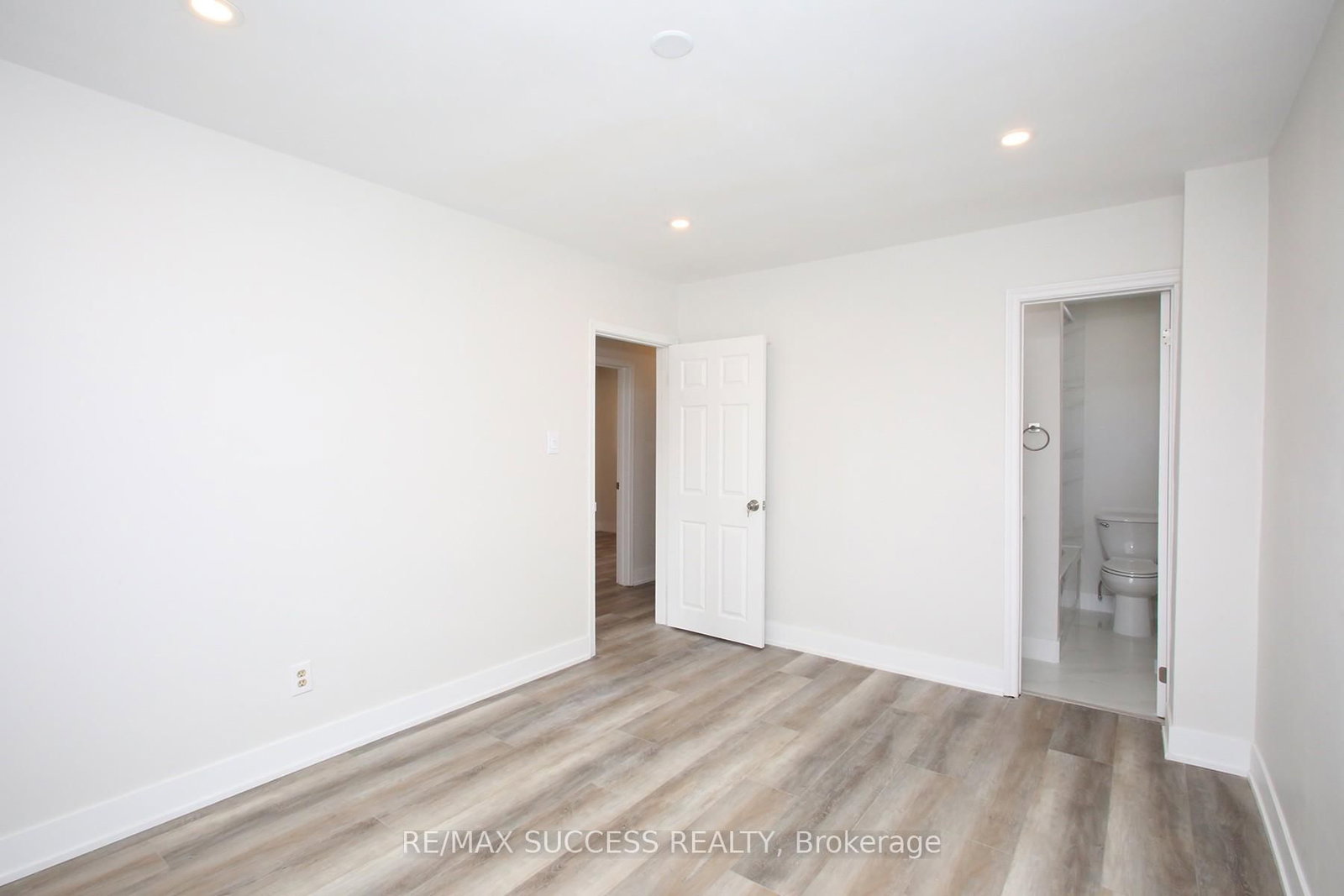 Detached House for sale at 33 Shadyside Avenue, Hamilton, Ontario, L8V 3E2 - Burkholme - MLS: X12967120