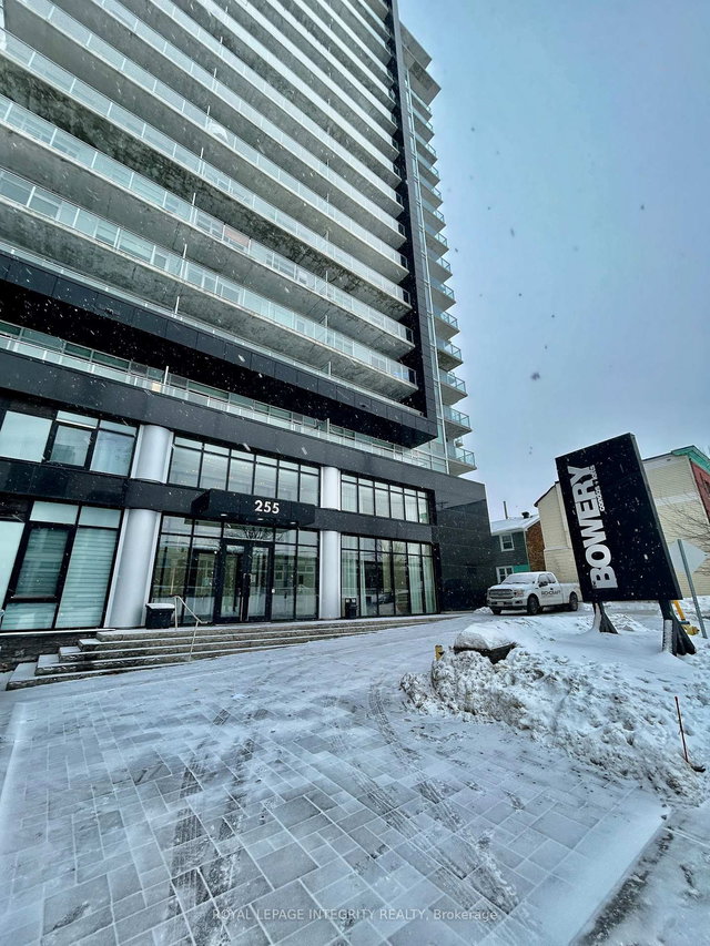 910 - 255 Bay Street