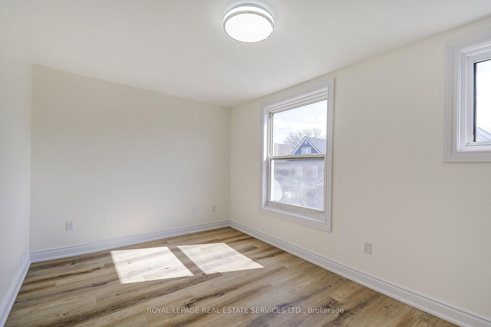 Detached House for lease at 35 Fairleigh Avenue, Hamilton, Ontario, L8L 6H1 - Gibson - MLS: X12967284