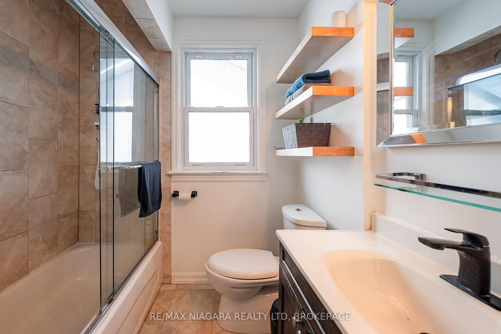 Detached House for sale at 63 Moffatt Street, St. Catharines, Ontario, L2P 2L5 - Oakdale - MLS: X12967596