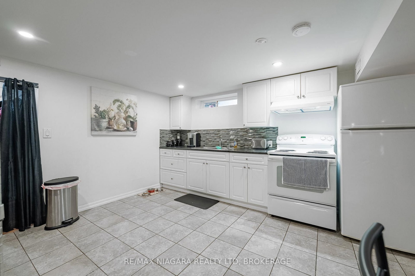 Detached House for sale at 63 Moffatt Street, St. Catharines, Ontario, L2P 2L5 - Oakdale - MLS: X12967596